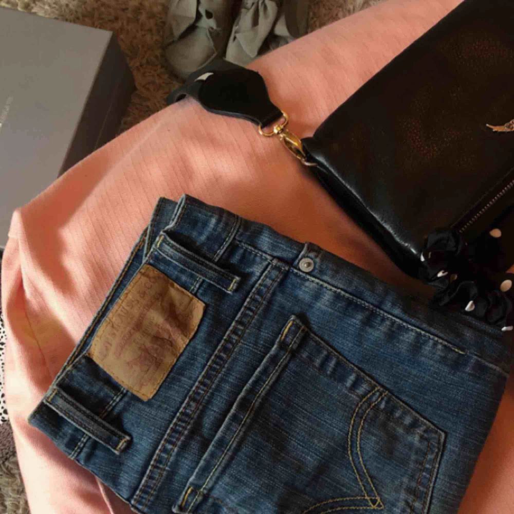 24x32  Säljer mina sjukt snygga levis jeans med en lite mindre bootcut, köpt på en vintage affär. Kvaliten är super (lågmidjade är de också).. Jeans & Byxor.