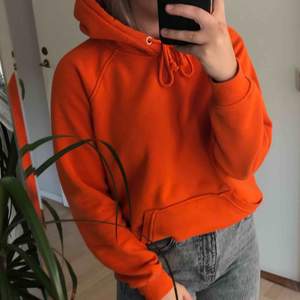 Slutsåld orange hoodie från bikbok. Tröjan har blivit nopprig men annars är den i mycket gott skick. Frakten ingår i priset 🤘🏼
