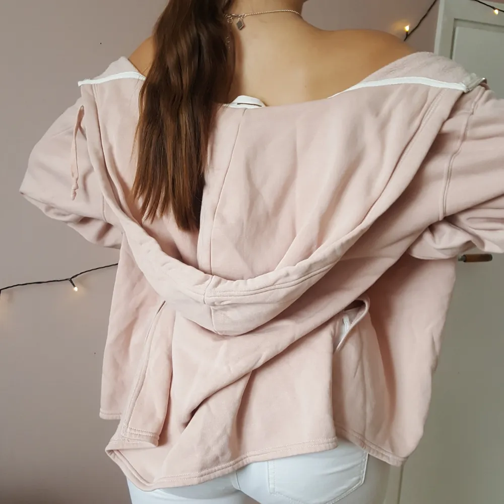 Väldigt fin rosa hoodie med dragkedja i nyskick🌸 Endast använd en gång.   Storlek M men modellen är oversized. Väldigt mysig och stylish på samma gång!!😍 Ääälskar🙏. Hoodies.