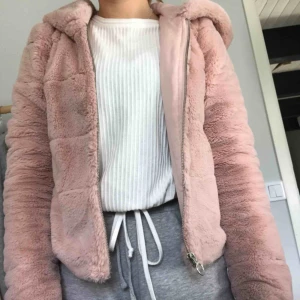  - Skönaste faux fur-jackan från only i bra skick. Nypris 600 kr. Har en mysig luva och fickor. Liknar mer strl S.