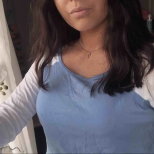  - Vit och ljusblå tröja! Knappt använd så är i superbra skick.