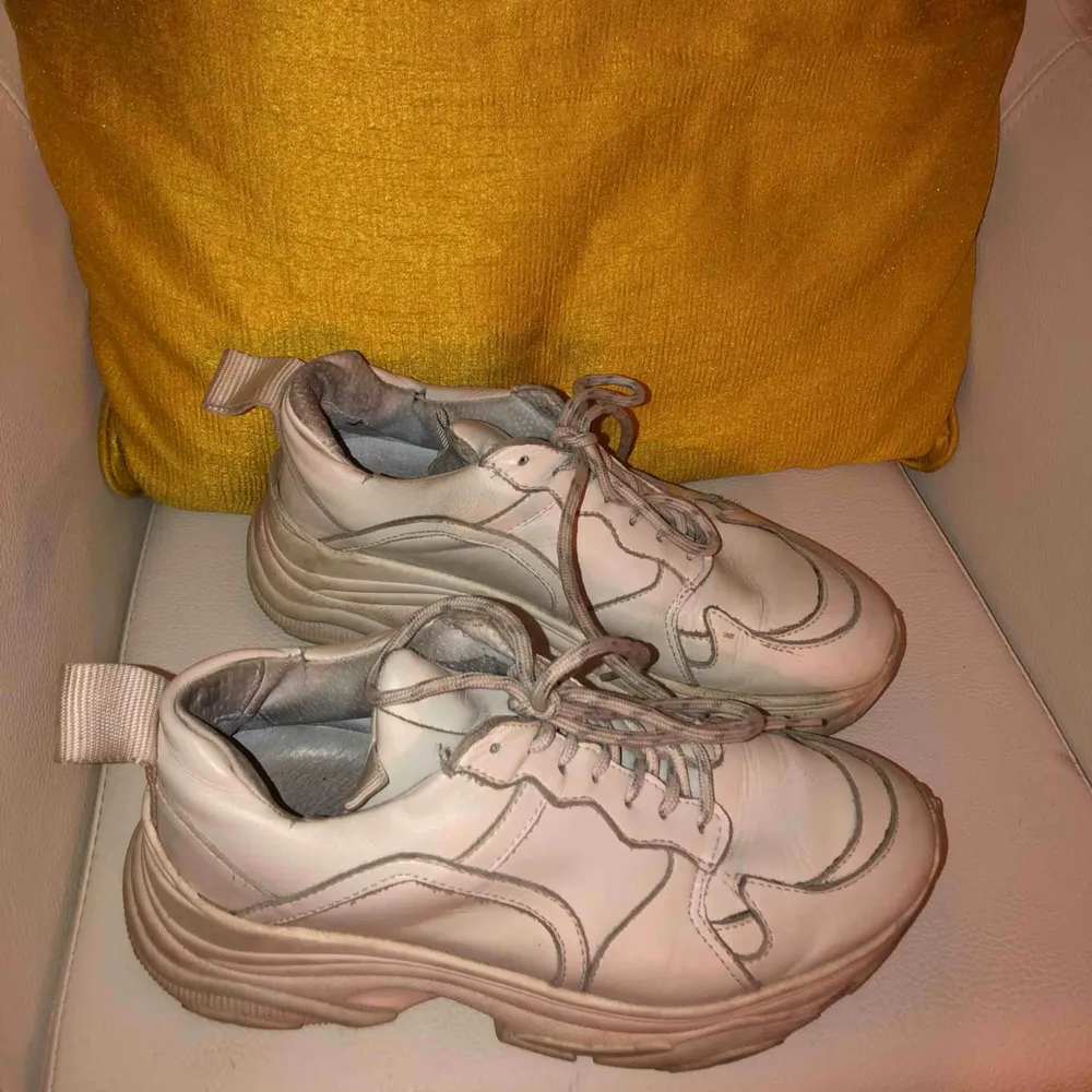 Offwhite sneakers från Pavement i storlek 38! Vid snabb affär kan jag förhandla om pris :). Skor.