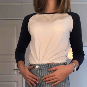  - Jag säljer en snygg tröja i storlek 150 (barnstorlek) som lätt går att piffa upp med lite fina smycken. Säljs pga. att jag har två likadana. Använd ett fåtal gånger, är som i nytt skick✨✨ (du står även för frakt)