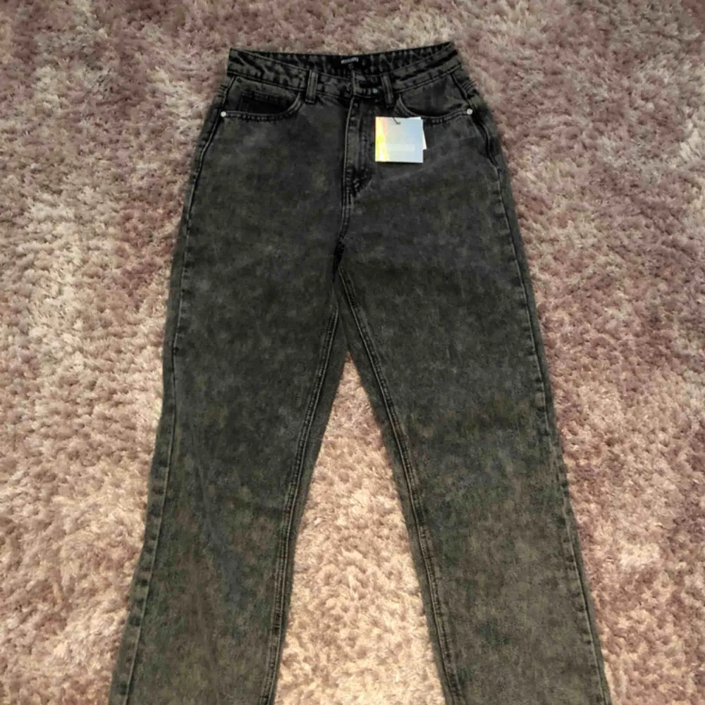 Helt nya skitsnygga jeans från Missguided! Aldrig använda, prislapp kvar. . Jeans & Byxor.