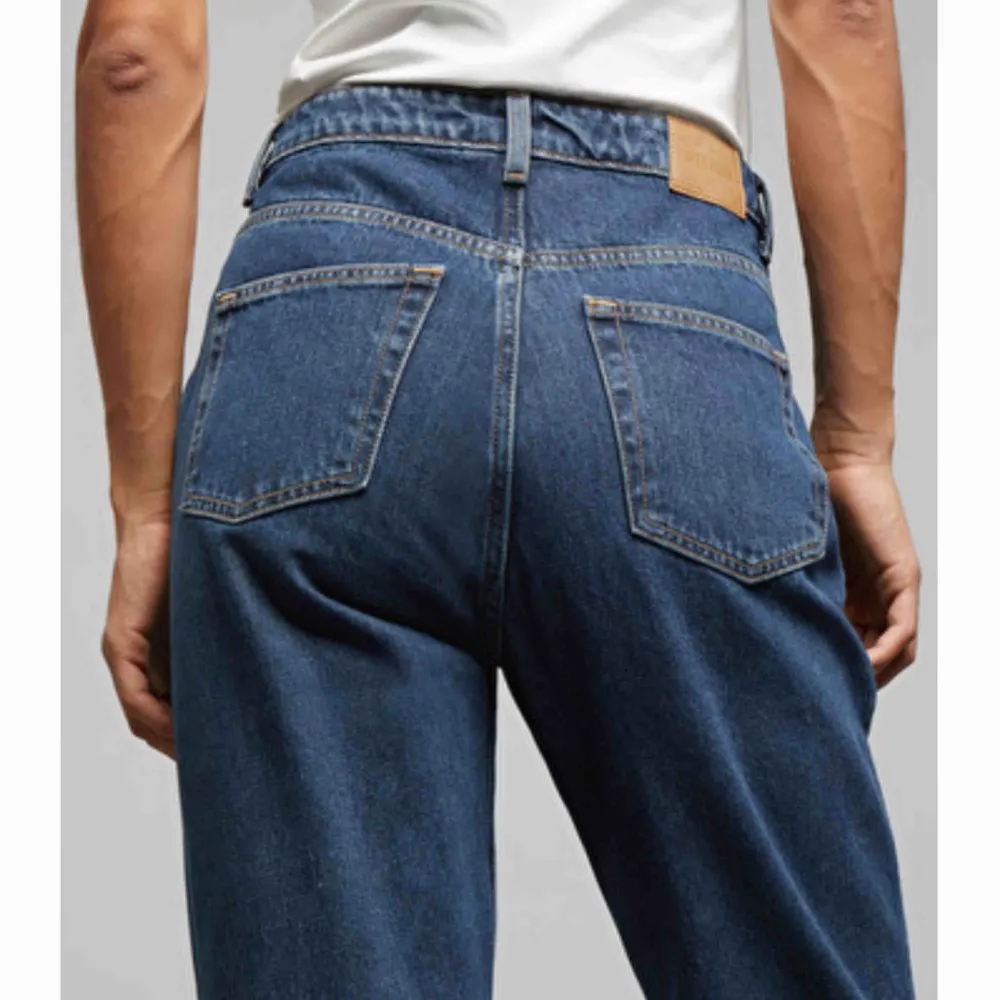 Supertrendiga Weekday row jeans i färgen win/indigo i storlek 26 (längd 30)!  Hög midja och raka ben. Nyskick, passar inte riktigt mig så har inga bilder med dom på, dessa är från hemsidan! Nypris 600kr, använda kanske fem gånger.. Jeans & Byxor.