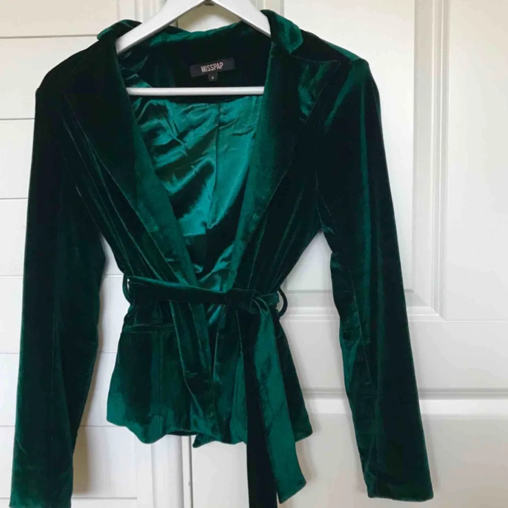 Grön velvet blazer från Misspap! Slutsåld sen långt tillbaka👌🏻 Bra kvalitet, använd ca två gånger! Köpare står för frakt. Kostymer.