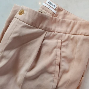  - Filippa K, kostymbyxor. Extremt sköna & snygga avslappnade kostym byxor.  De behöver läggas om längst ned, detta görs enkelt med uppläggningstejp & strykjärn. De är även lite fläckiga längst ned i bena pga långa dock inget som syns.   Kan nötas upp i Huddinge, Älvsjö, Årsta, Globen & Västberga