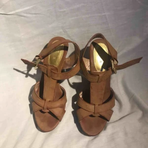  - Ca 9 cm kilklacksskor från H&M i fint skick. 