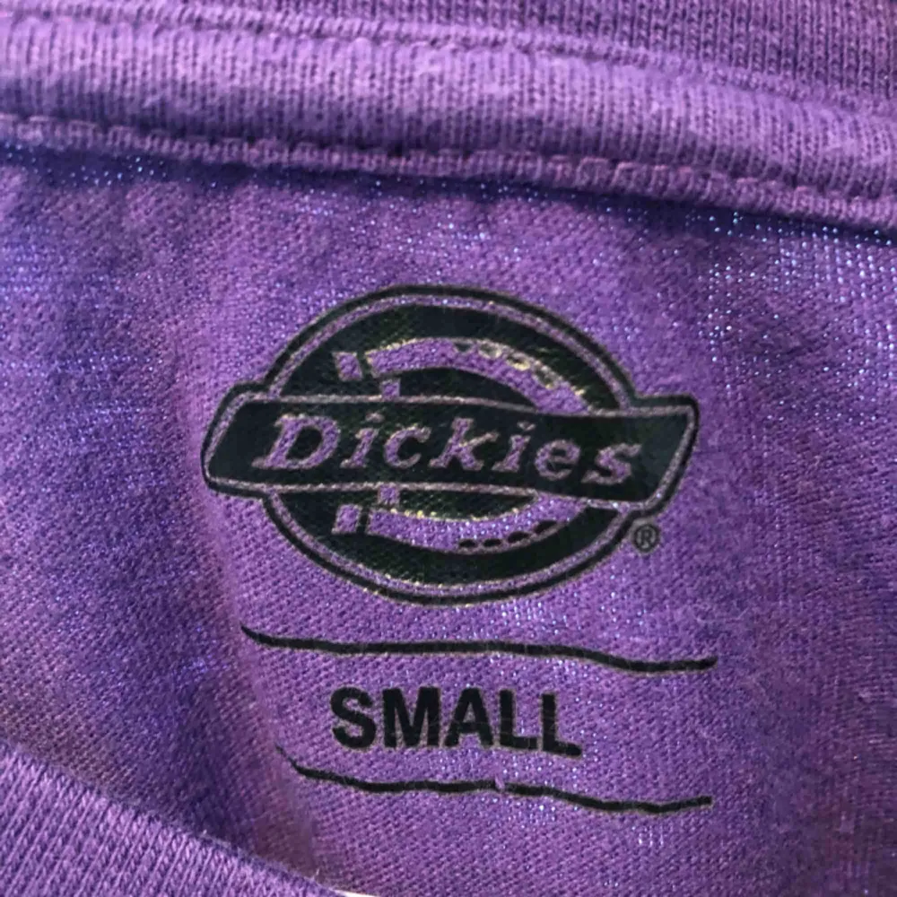 Lila Dickies t-shirt som är sparsamt använd, tvättad en gång. Köparen står för frakt:). T-shirts.