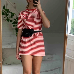  - T-shirtklänning. Frakt inkluderad