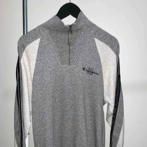  - Retro Champion tröja med dragkedja i kragen. Köpt vintage för ca 5 år sen. Står storlek medium men skulle säga small/medium. Säljes pga. Använder aldrig 