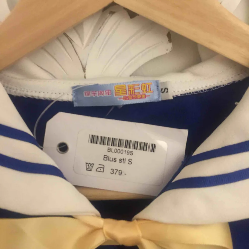 Japansk ”sailor fuku” köpt för föera år sendan men Aldrig använd, dock saknas det en liten knapp i vänster arm men det är lätt åtgärdat att sy dit en liknande knapp. prislappen kvar. Köpt för 380kr. . Blusar.