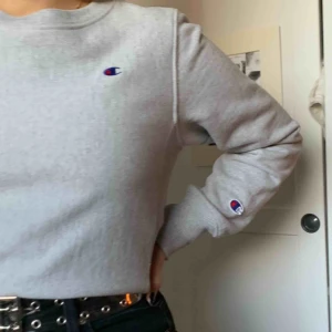  - En Champion sweatshirt som är köpt på asos för många år sedan men säljer den nu eftersom den inte kommer till användning!