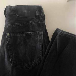 Snygga vintage fit jeans från hm med snygga detaljer där fram! Bra kvalité och säljs pga att dom inte passar mig längre  