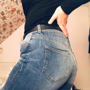  - Supersnygga jeans, med lite boyfriend stil. Använda ca 3 gånger. Inte slitna alls och är hur snygga som helst på. De är lite för stora för mig som är M i byxor och de sitter lite långt ner i höfterna på mig. Frakt ingår i priset!💕💞