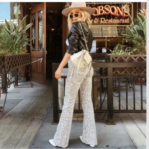 NAKD bootcut leopard - Supersnygga leopard bootcut från NAKD. Köpta för 500kr i helt nytt skick! Storlek 32💕💕 Om det är flera intresserade blir det budgivning i kommentarerna!