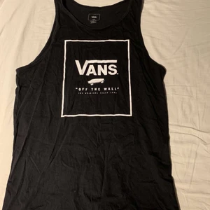 Vans linne - Snyggt linne från Vans, funkar bra som oversize om man är S! Skriv bud⚡️