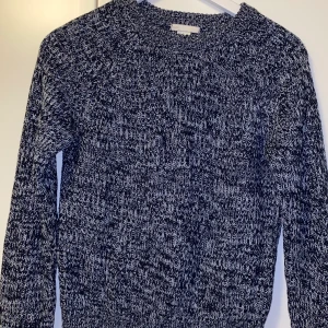 Vitblå stickad tröja - Plagget sitter som en smäck på en XS, något tightare på en S. Använd endast 1 gång, sedan tvättad. Frakt tillkommer!