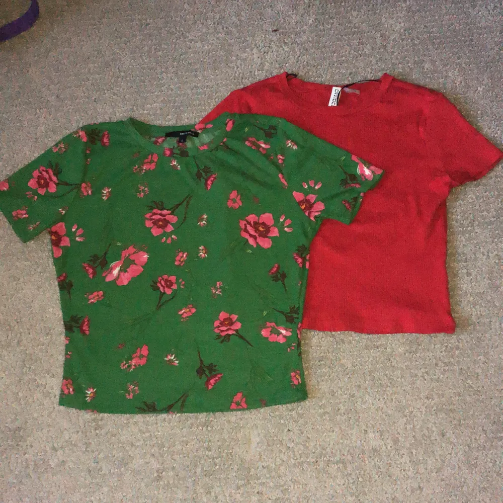 två toppar i storlek S, Den röda från H&M divided och den gröna med blommor från Tally Weijl. Köparen står för fraktkostnaden!. T-shirts.