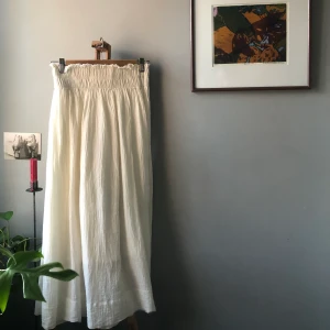 Vit kjol - Oanvänd för att den helt enkelt inte passar mig! Är väldigt flexibel med priset så buda på. Du står för frakt om du ej kan mötas upp❤️💕