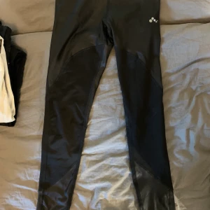 Träning tajts, svarta  - Sköna tränings tajta från zalando märket Only, använda cirka 2 gånger. Säljer dom för jag är 167 och dom är för korta för mig. Tar endast swish, frakt ingår i priset🌸
