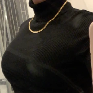 Polotröja svart storlek xs/s  - En för liten polo tröja, tajt hela vägen samt bra skick. Budgivning gäller samt står ej för frakt.