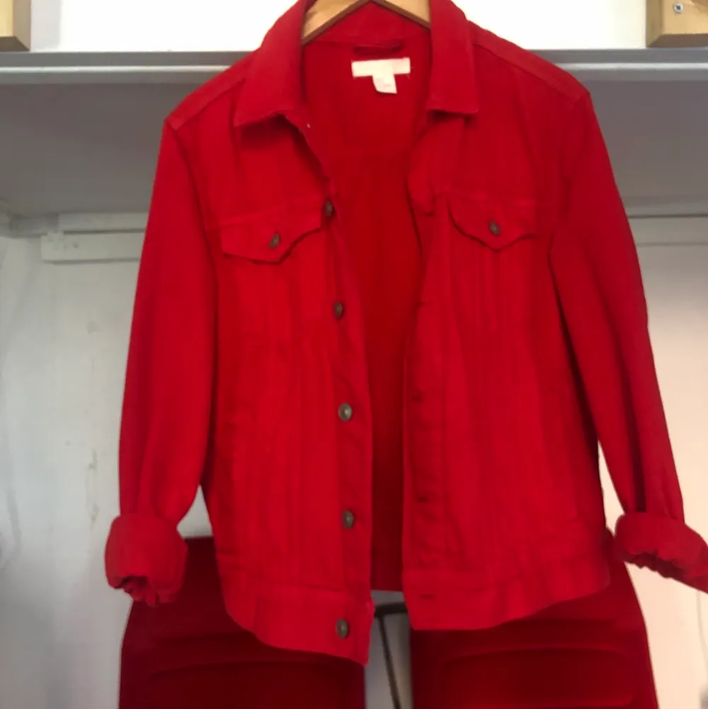 Perfekt röd denim jacka, sitter lite oversize ❤️ . Jackor.