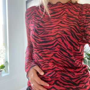 Zebratröja från Zara - Hyfsat ny tröja från Zara! Storlek M. Frakt 20kr :)