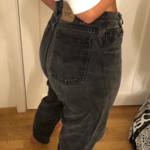 Levis jeans - Svarta 550 levis jeans i stl w31 l32 passar stl 36 till 40 beroende på önskad passfrom, jag har 36💖 frakt tillkommer. Köpta för 700kr