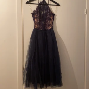 Marinblå klänning   - Oanvänd 