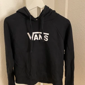 Svart vans hoodie strl xs  - Svart vans hoodie i stolek xs. Använd fåtal gånger. Nypris 699kr. Skicka pm för intresse. Frakt tillkommer med 66kr