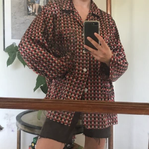 Mönstrad ”silkes”skjorta - Såååå fin nattskjorta i lent material. Frakt på 44 kr tilkommer❤️