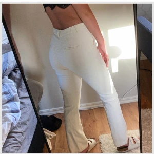 Manchesterbyxor storlek xs - Krämvita manchesterbyxor köpta på bik bok. Sparsamt använda. 