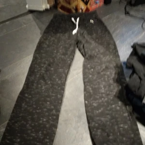 Champion mjukisbyxor strl M/S - Den passar S men den sitter bäst på M. Köparen står för eventuel frakt och kan hämtas i GBG.
