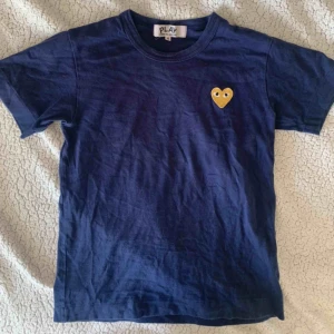  - Säljer min fina Comme des Garcons t-Shirt. Använder den inte så mycket som man borde och därför tycker jag den förtjänar en ny ägare💕 Skick: så gott som ny. Fraktkostnad tillkommer, vid snabb affär kan jag dock tänka mig sänka frakt priset! 