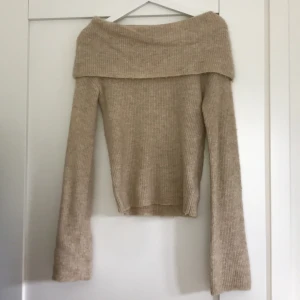 Off shoulder tröja - Denna snygga stickade off shoulder tröjan säljer jag då den inte används längre. Den är från bikbok och är i ett väldigt bra skick🤍 kontakta mig vid frågor och intresse🥰. Jag säljer den för 60kr + frakt som köparen står för🌾
