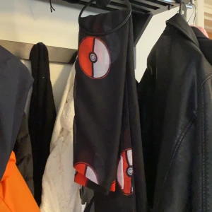 Pokemon halstuk - Oanvänd köpt på gamestop i stan