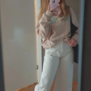 Vida Jeans från gina - Vita jeans från gina tricot fina och använda ett fåtal gånger och köpta får några månader sedan.