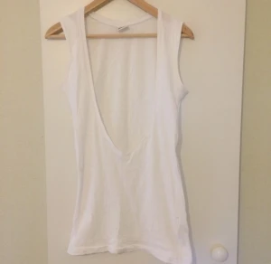  - Snyggt linne från Gina Tricot i stl S. Använd en gång. Kan användas med urringning fram eller i ryggen.