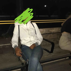  - Säljer denna skit snygga vita hoodien med dragkedja i storlek XS då den är för liten för mig kan också tänka mig byta mot samma i storlek S. Frakt betalas av köparen😊