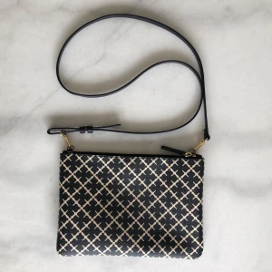 Marlene Birger Väska - Marlene Birger Väska. Använd endast ett par gånger. Nypris ca 800kr. Frakten är spårbar och inräknad i priset! 