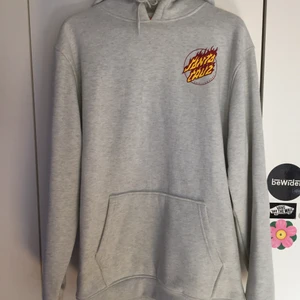 Santa cruz hoodie - En grå hoodie från santa cruz. Använd 1 gång så i princip helt ny! Den är rätt tjock så är perfekt nu för höst/vinter och har den klassiska santa cruz handen som backprint!
