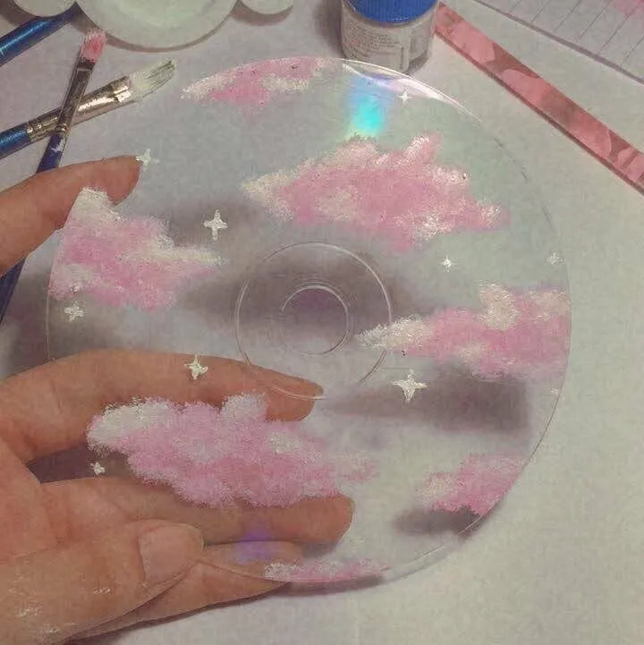 INTRESSEKOLL! Jag målar på cd-skivor i liknande stil som ovan, är det någon som skulle vara intresserad att köpa och för ungefär vilket pris? Låt mig gärna veta!❣️❣️. Övrigt.