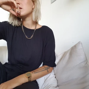 Ribbad tshirt  - Knappt använd svart ribbad tshirt. Den är skönt "tung" och faller väldigt snyggt. Är xs men är lös så passar upp till L beroende på hur man vill att den ska sitta! Fralt ingår i priset