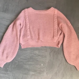 Stickad tröja - En lilla råsa stickad tröja är inte min stil men de är inget fel på den.Ni får betala frakt💙frakt pris kan vi ta privat💙