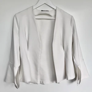 Vit Blazer - Vit blazer med vida armar från Gina Tricot som bara använts ett fåtal gånger. Supersnygg till fest eller mer classy tillfällen!🥂 Frakt 44kr. 