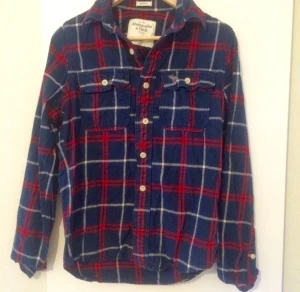  - Otroligt snygg skjorta från Abercrombie i stl S. Använd ett fåtal gånger och är i kanonskick.
Supermjuk och härlig,köpt i New York för $84
