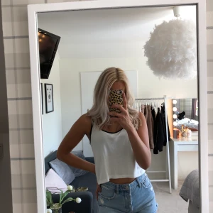 Linne bershka - Vitt och svart linne från bershka🖤 jätteskönt!