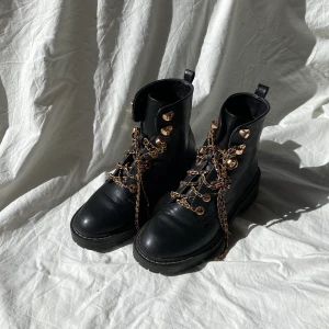 Boots med kedjesnörning - Jättecoola lätt fodrade kängor från Nelly 