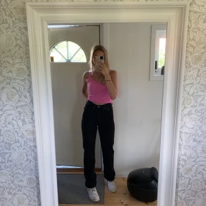 Svarta mom jeans - Skitsnygga svarta mom jeans från Weekday i modellen Rowe. Aldrig använda utanför huset och är i strl W27 L32, passar mig med långa ben superbra som är 175cm, har sprättat upp dom längst ner, se sista bilden, så dom är lite längre💖🥺